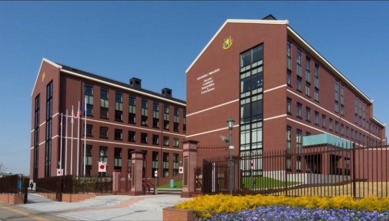 Trường trung học Sendai Ikuei có ký túc xá hiện đại với mỗi học sinh một phòng riêng