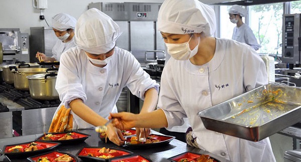 Làm công nhân đóng cơm hộp